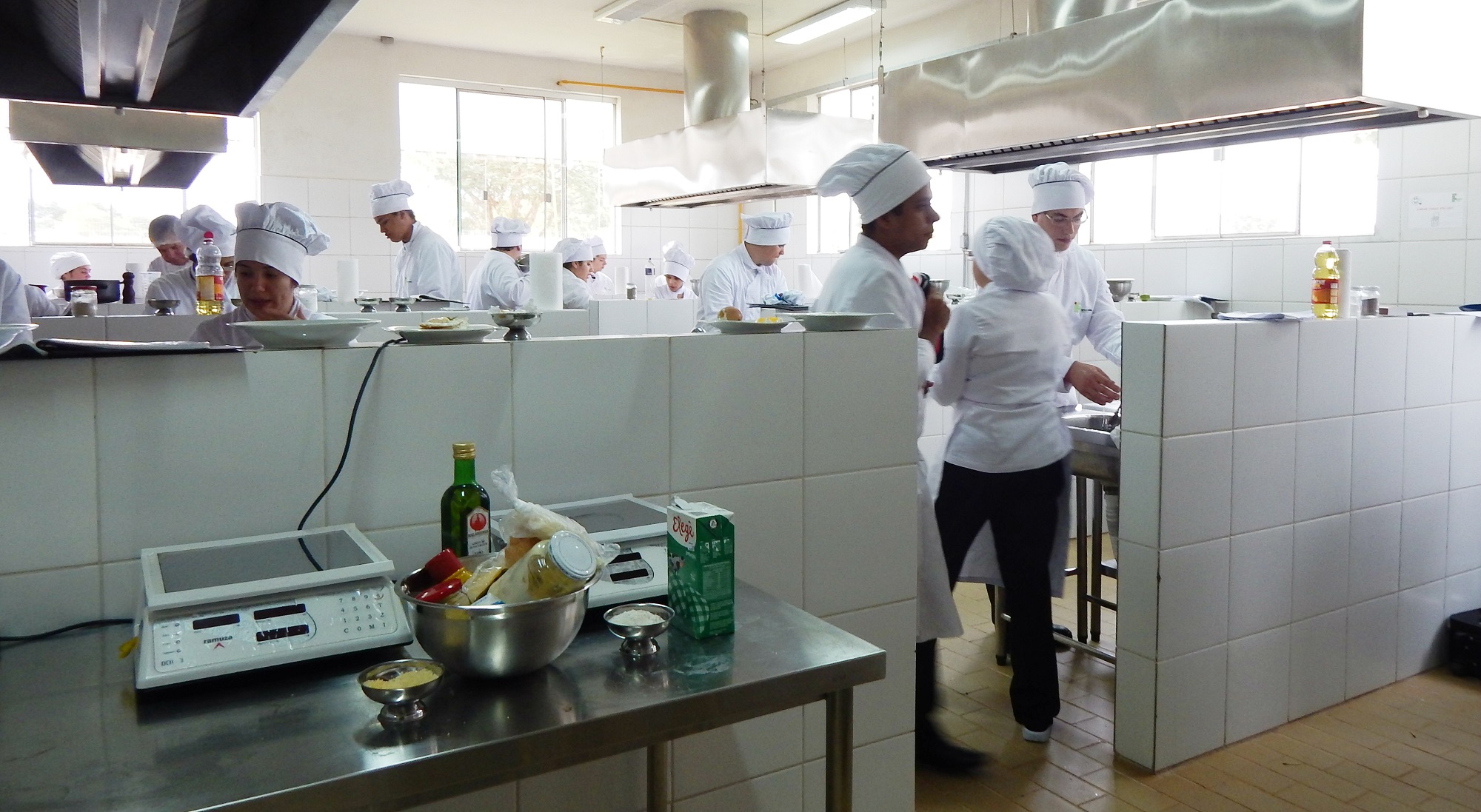 Alunos realizam aula prática no Laboratório de Cozinha