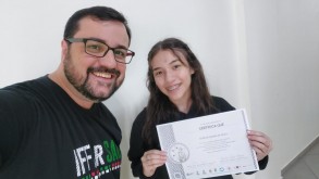 Estudantes do IFFar – Campus Santo Augusto são premiadas no Torneio de Física para meninas Esther com o professor Eduardo