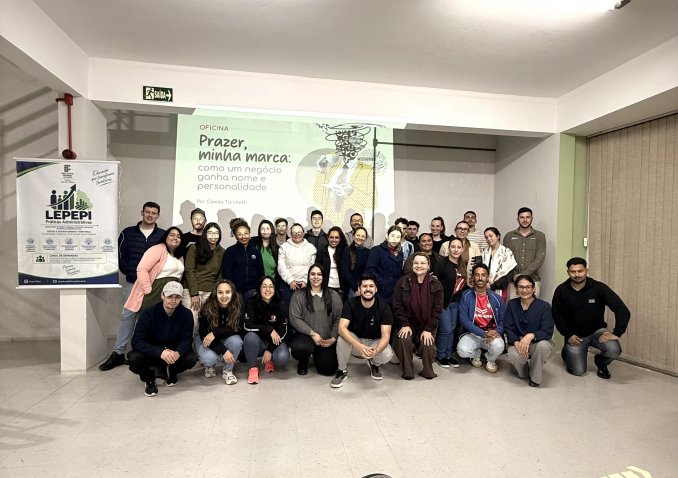 Aula 05out_Marcas_toda a turma.jpg