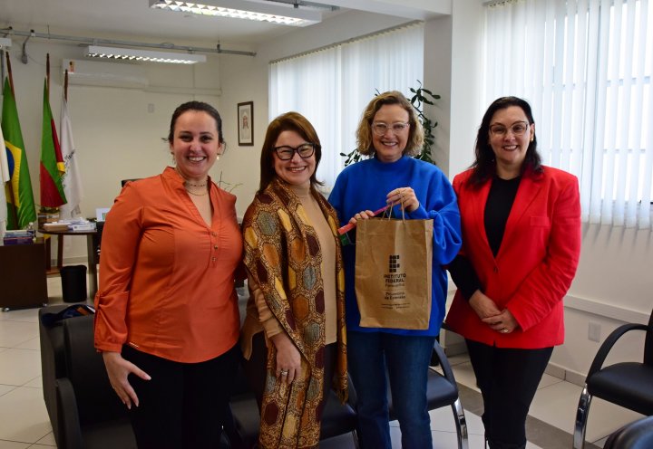 Entrega de brinde do geoparque reunião maria do rosário agosto 2023