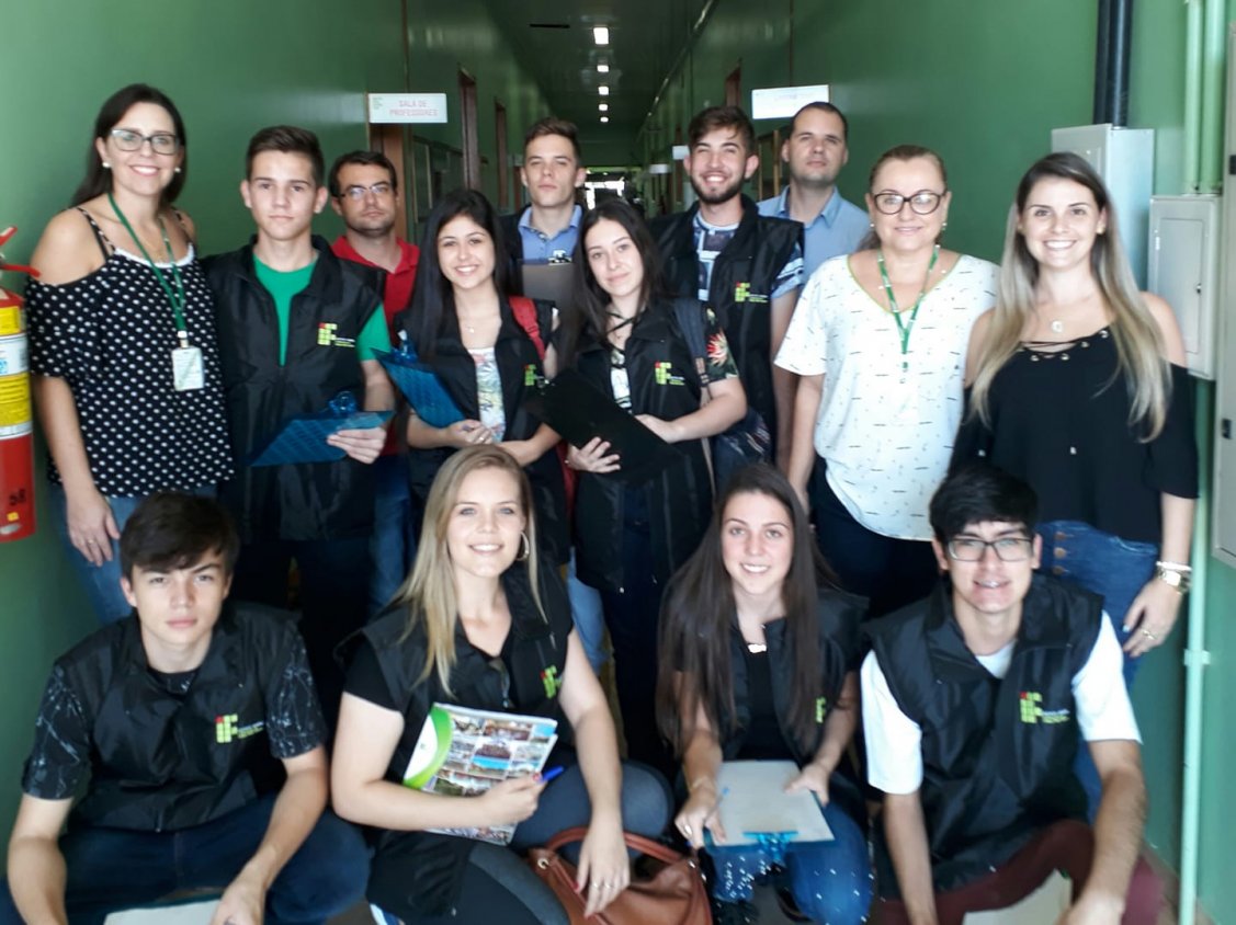 Grupo de Professores e alunos voluntários responsáveis por Pesquisa Dia das Mães Pedro Lorenset Khetlyn Günther Talita Göettems Vinicius Figur