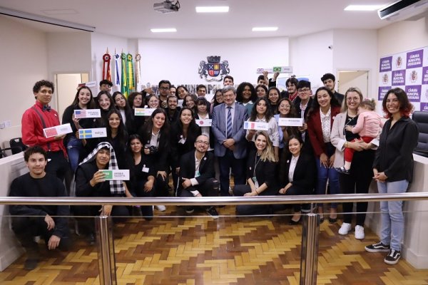 Foto dos estudantes e docentes, com o representante da GPF Brasil, após a simulação da COP 28