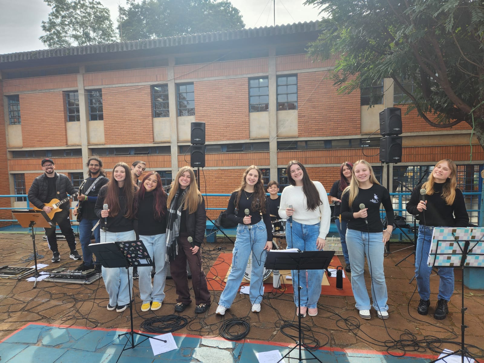 Apresentação banda no CIEP 15 06 26