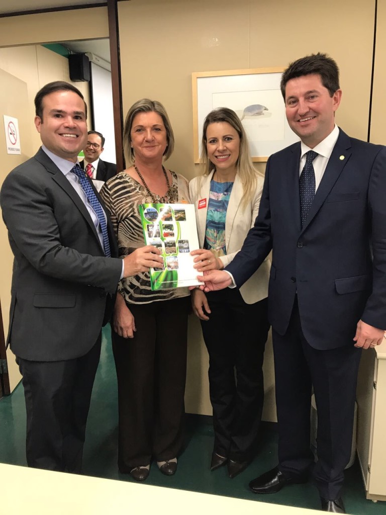 Deputado Jerônimo Goergen Diretora Verlaine Gerlach Reitor do IFFar Carla Jardim e Deputado Cacá Leão