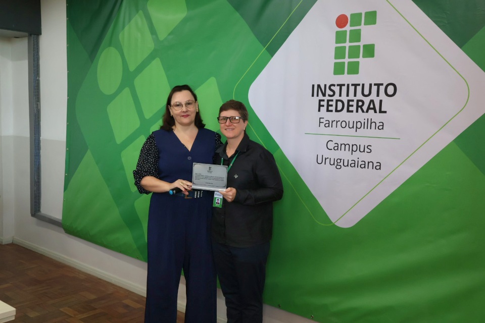 Dietora Márcia Recebendo homenagem