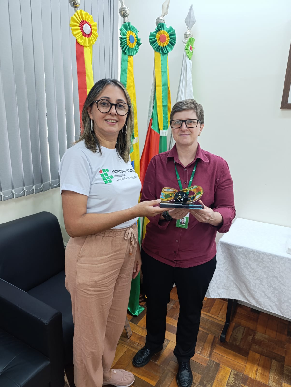 Diretora Geral Márcia Fink e Diretora de Planejamento e Desenvolvimento Institucional Janice Boeira com o trofeu da OBMEP