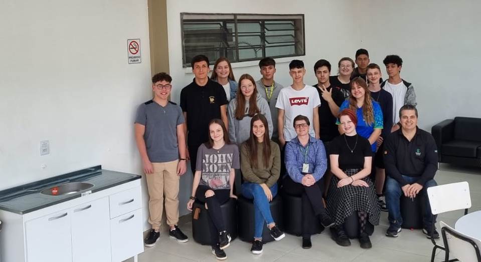 Diretora Márcia com líderes do ensino médio entregando oficialmente o Espaço de Convivência