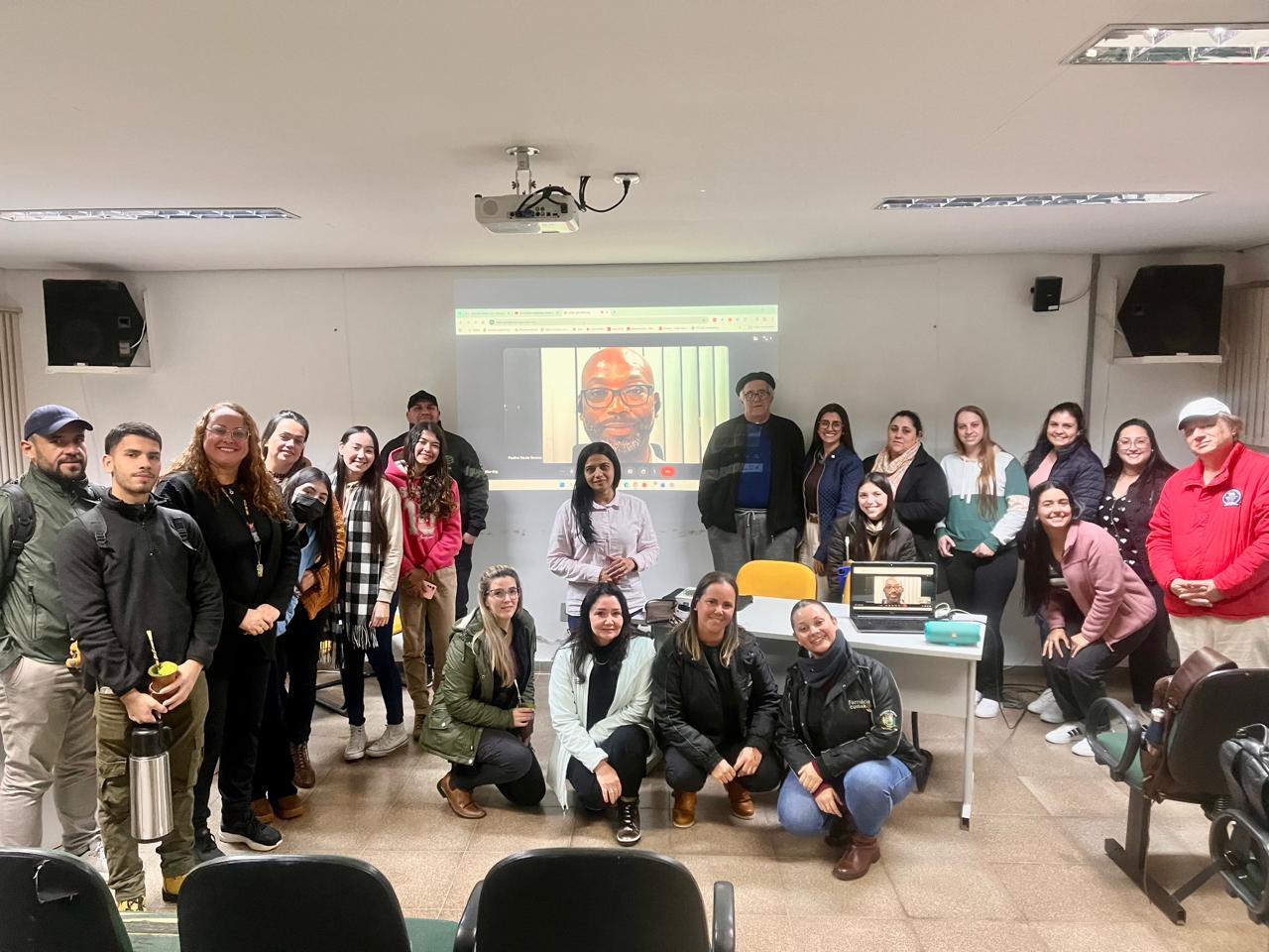 Estudantes_no final da aula_JC202605.jpeg