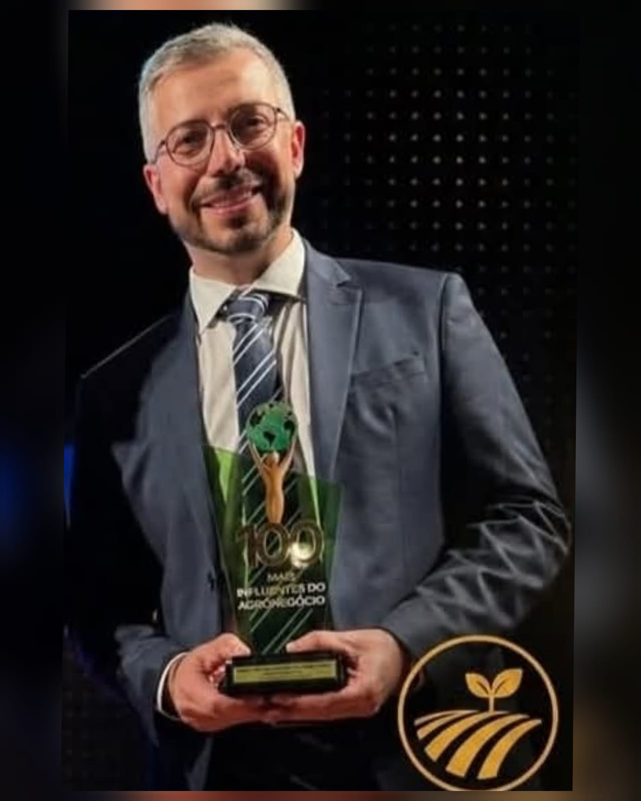 Fernando recebendo o prêmio