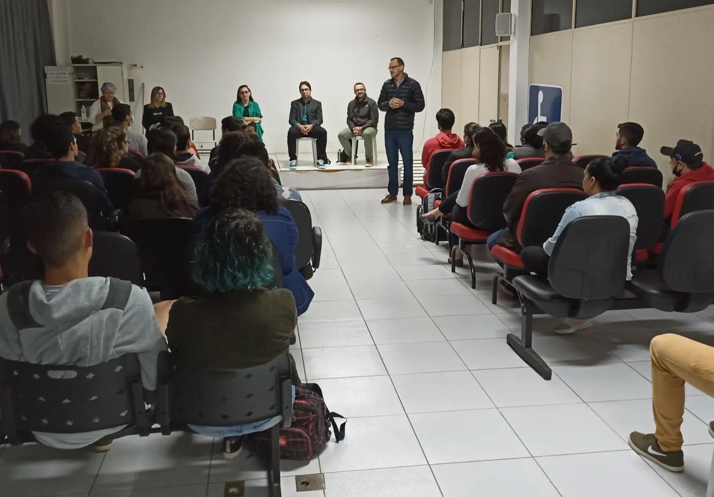 Gestão Central em reunião com lideranças estudantis e representantes de turmas