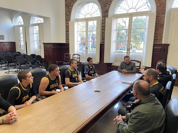 Atletas do basquete são recebidos pelo prefeito de Uruguaiana
