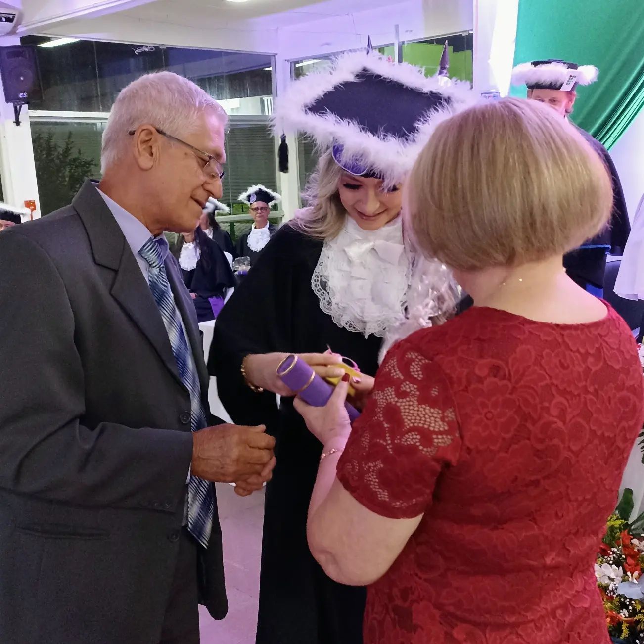 aluna recebe anel de formando dos pais