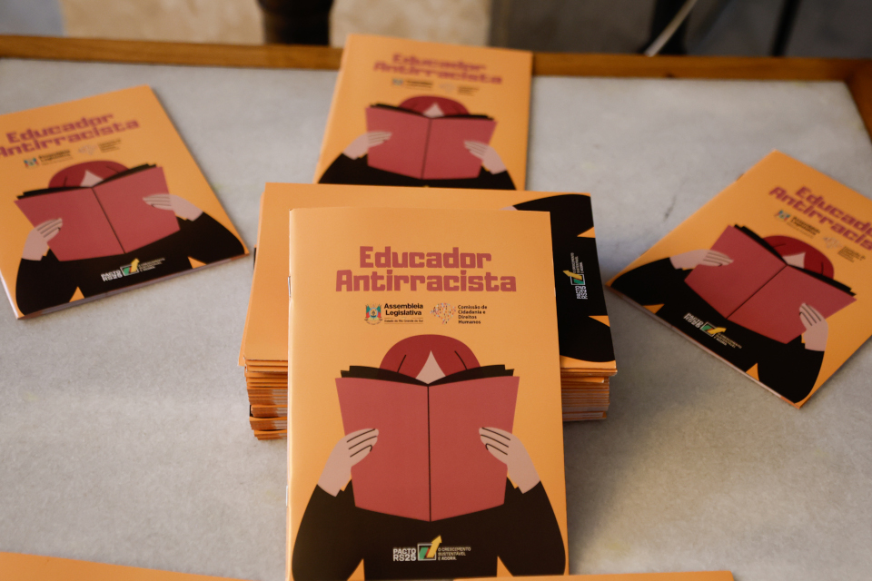 cartilhaeducadorantirracista notícia01122025