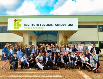 Animação e reencontro dos alunos marca o início do ano letivo no Campus Santa Rosa