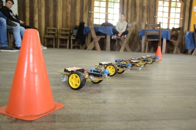 Turmas finais do MSI realizam corrida dos carrinhos montados e programados na disciplina de robótica