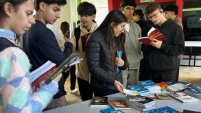 Evento de troca de livros mobiliza estudantes e amplia acesso à leitura Evento de troca de livros mobiliza estudantes e amplia acesso à leitura
